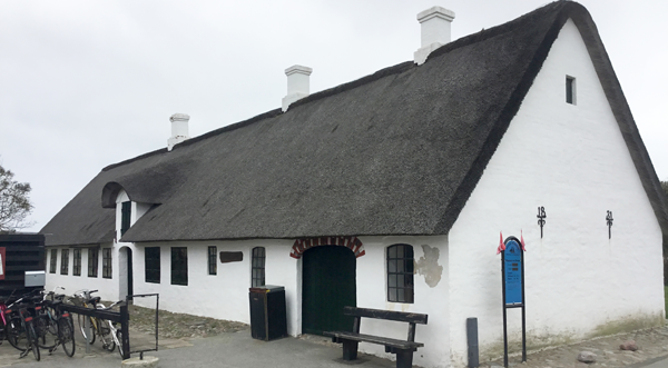 De traditionelle længehuse på Mandø er smalle og lange, stald og stue er under samme tag, de er udstyret med en lille og lav arkengaf, enkle skorstene og simpel facadeudsmykning.